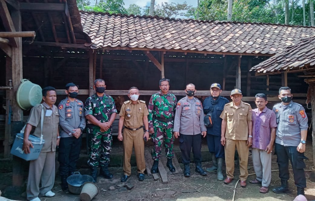 Cegah Penyebaran PMK dengan Vaksinasi, Polres Lampung Tengah Terus Lakukan Pengawasan Terhadap Hewan Ternak